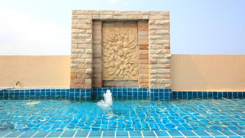 Aiyara Palace Pattaya Exterior foto A wall fountain